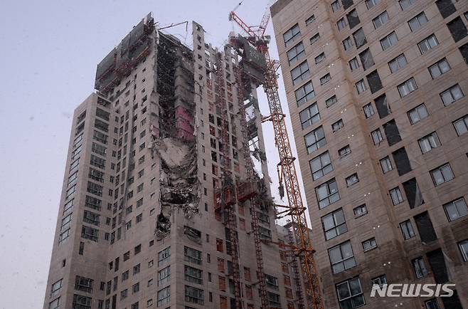 [광주=뉴시스] 김혜인 기자 = 11일 오후 3시 47분께 광주 서구 화정동 한 고층아파트 신축 현장 외벽이 무너져 내렸다. 이 사고로 현재까지 1명이 경상을 입었고, 무너져 내린 건축물 잔해물에 주변 주·정차 차량 10여대가 깔렸다. 2022.01.11.hyein0342@newsis.com