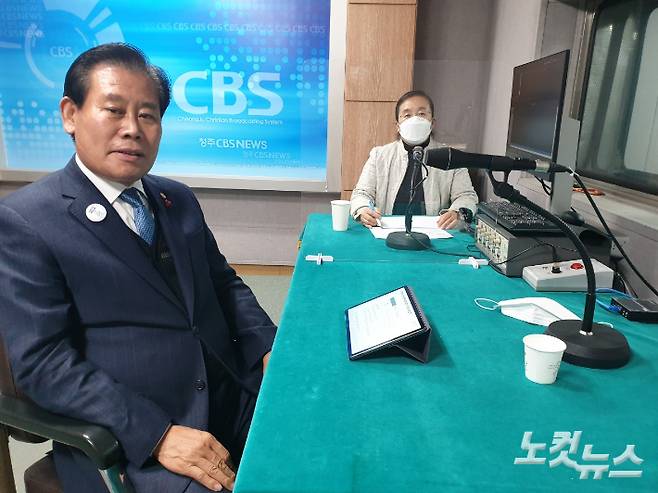 이수복 PD(오른쪽)와 김재종 옥천군수. 이은영 PD