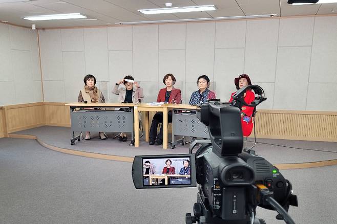 스마트 복지관의 비대면 콘텐츠를 제작하는 모습. 밥상공동체 허기복 목사는 "정보통신 기술의 발전 속에 정보소외계층이 늘어나고 있다"며 "이들을 발굴하고 맞춤 서비스를 제공함으로써 다각적인 문제 해결을 모색하겠다"고 밝혔다.  이런 고민을 떠안고 스마트 복지관을 첫 시작을 하기 때문에 열심히 하겠고