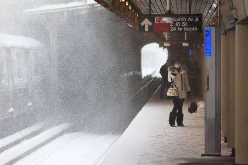 미국 뉴욕 브루클린의 한 지하철역에서 기다리는 승객들. AFP 연합뉴스 자료사진.