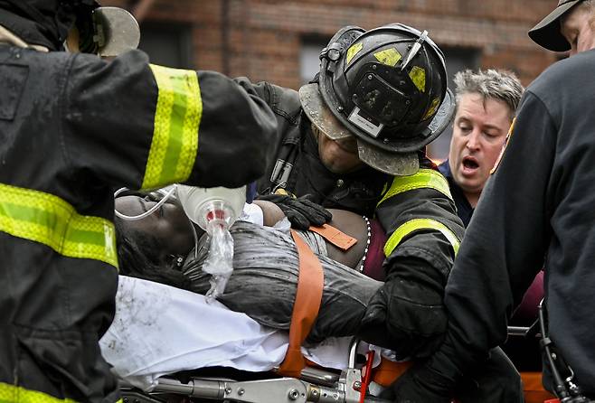 지난 9일(현지시간) 미국 뉴욕시 브롱크스의 19층 아파트 화재 현장에서 구조된 주민의 모습.(사진=AP 연합뉴스)
