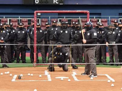11일 서울 고척스카이돔에서 KBO 1·2군 심판들이 올 시즌부터 확대 적용되는 새 스트라이크존(포수 앞 사각형) 적응 훈련을 하고 있다.