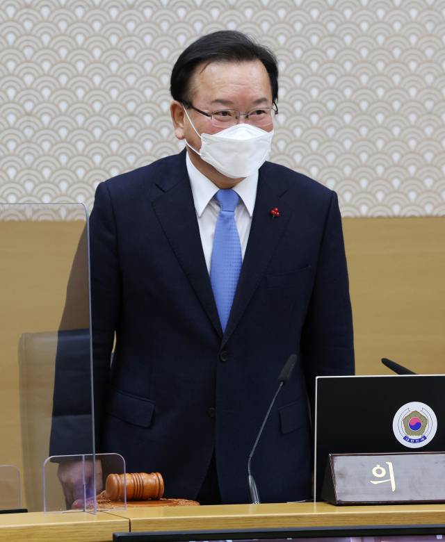 김부겸 국무총리가 11일 세종시 정부세종청사에서 열린 국무회의에 입장해 착석하고 있다./연합뉴스