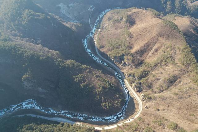 동대천 중에서도 주변 경관이 빼어나 ‘소금강’이라고 불리는 구간이 영하의 날씨에 꽁꽁 얼어붙었다.