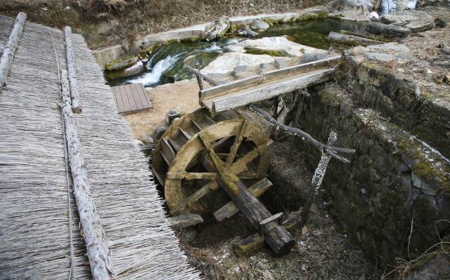 백전리 물레방아는 국내에 현존하는 물레방아 중 가장 오래된 것으로 기록돼 있다.