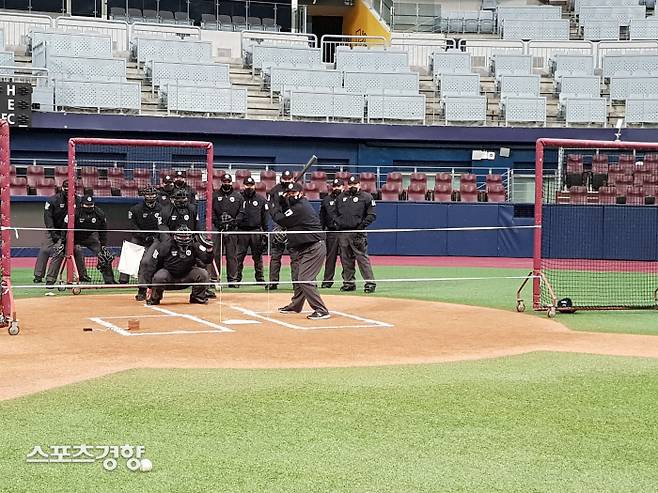 11일 서울 고척스카이돔에서 KBO 심판들이 스트라이크존 훈련을 하고 있다. 김경학 기자