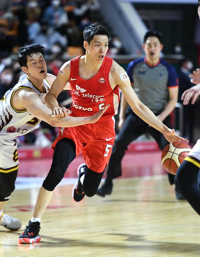 SK 김선형이 11일 LG전에서 수비를 뚫고 돌파하고 있다. KBL 제공