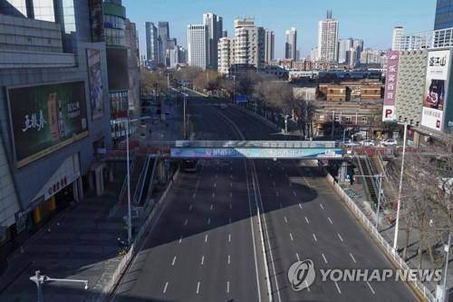 방역 강화로 텅 빈 톈진 거리의 10일 모습 (톈진 AP=연합뉴스)