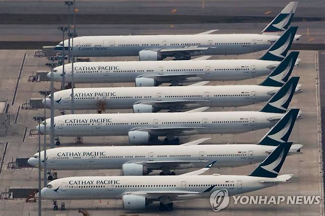 홍콩 공항에 세워진 캐세이퍼시픽 항공기들 [AP 연합뉴스 자료사진]