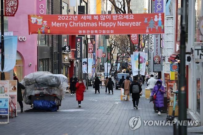 "방역은 호전·오미크론은 위험" 거리두기 완화 여부 14일 발표 (서울=연합뉴스) 박동주 기자 = 정부는 최근 코로나19 유행 규모가 감소하는 등 방역 지표가 호전됐지만, 오미크론 변이 확산이라는 변수가 있는 만큼 사회적 거리두기 조정 여부를 신중히 검토해 14일 발표하기로 했다. 사진은 11일 오후 서울 명동의 거리. 2022.1.11 pdj6635@yna.co.kr