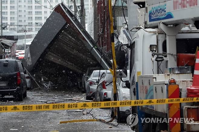 아파트 외벽 붕괴, 주변 아수라장 (광주=연합뉴스) 정회성 기자 = 11일 오후 광주 서구 화정동 현대아이파크 주상복합아파트 신축 현장에서 외벽 일부가 무너져내리는 사고가 나 붕괴물 잔해에 쓰러진 담장이 주변에 세워진 차량을 덮치고 있다. 2022.1.11 hs@yna.co.kr