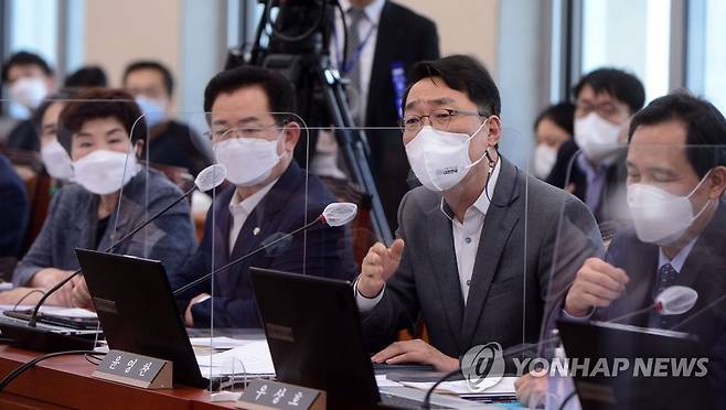 항의하는 민주당 윤영찬 의원 (서울=연합뉴스) 안정원 기자 = 1일 서울 여의도 국회에서 열린 과학기술정보방송통신위원회의 과학기술정보통신부·우정사업본부·국립전파연구원 등에 대한 국정감사에서 더불어민주당 윤영찬 의원이 국민의힘 박성중 간사의 발언에 항의하고 있다. 2021.10.1 [국회사진기자단] jeong@yna.co.kr