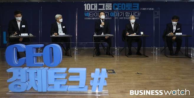 이재명 더불어민주당 대선 후보가 12일 오후 서울 마포구 경총회관에서 열린 10대 그룹 CEO 토크 '넥타이 풀고 이야기합시다'에 참석해 인사말을 하고 있다.