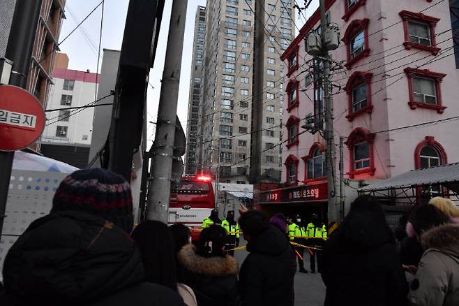 광주 화정동 HDC 현대산업개발 신축 아파트 붕괴 현장에 모여 있는 실종자 가족들(사진=뉴스1)