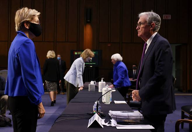 엘리자베스 워런 민주당 상원의원과 제롬 파월 연방준비제도(Fed·연준) 의장. (사진=AFP)
