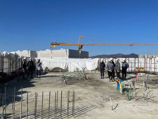 경북도는 12일 지역 내 주택건설현장에 대해 도 건축디자인과장, 시군 건축담당과장, 관계공무원 등 10여 명으로 2개 합동점검반을 구성해 긴급 안전점검을 시행했다.(사진=경북도)