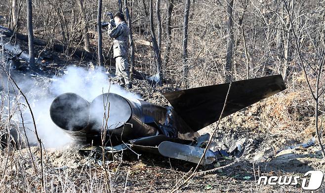 11일 오후 경기 화성시 정남면 관항리의 한 야산에 공군 제10전투비행단 소속 F-5E 전투기 1대가 추락했다.(경인일보 제공) 2022.1.11/뉴스1 © News1 신웅수 기자