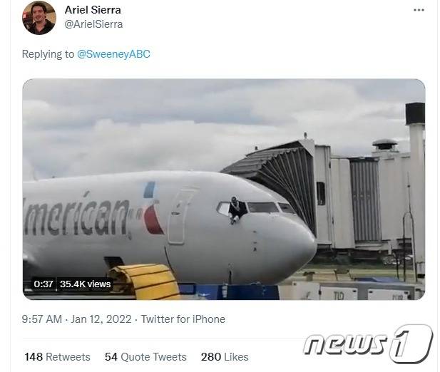 11일(현지시간) 온두라스 공항에서 미국행 비행기 조종석에 한 남성이 침입해 창문을 깨부수고 난동을 부리고 있다. 2022.01.12/news1 © 뉴스1(트위터 갈무리)