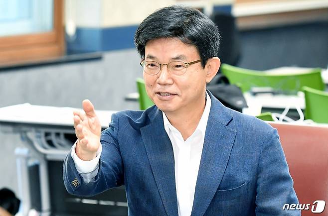 제주도교육청은 도내 고등학교 30곳 중 교복이 없는 학교 1곳을 제외하고 편한교복을 도입한 학교는 18곳이라고 12일 밝혔다. 제주도교육청 기자실에서 이석문 제주도교육감이 제주교육공론화위원회의 첫 번째 정책 권고안인 '중·고등학생 교복 개선'에 대한 수용 입장을 발표하고 있다.(제주도교육청 제공)© 뉴스1