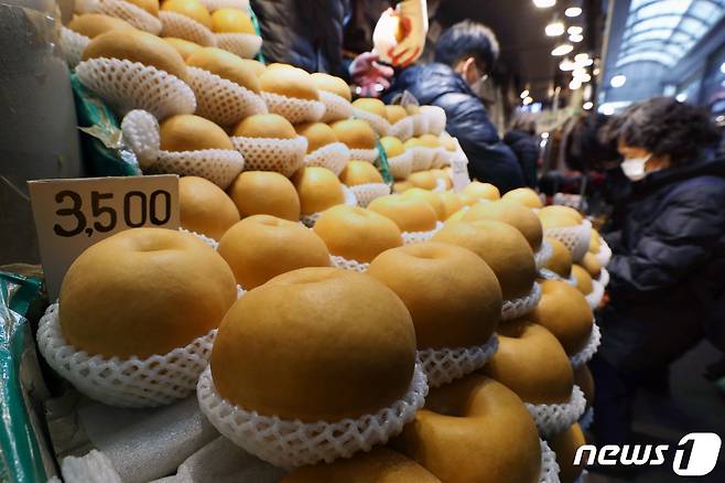 설 제수 용품을 구입하러 나온 시민들로 북적이고 있다. 2021.2.10/뉴스1 © News1 민경석 기자