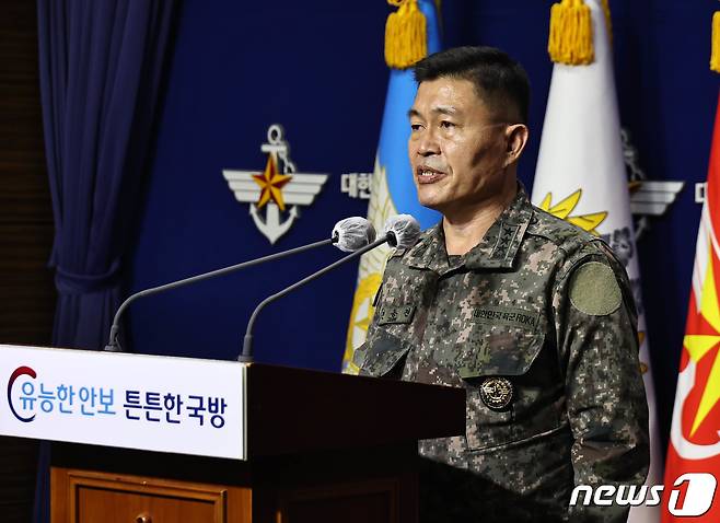 합참 작전본부장 전동진 육군 중장이 5일 서울 용산구 국방부에서 지난 1일 동부전선 최전방 지역에서 발생한 탈북민 김모씨 월북사건에 관한 초동조치 조사결과를 발표하고 있다. 2022.1.5/뉴스1 © News1 임세영 기자