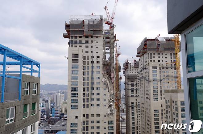 지난 11일 오후 3시46분쯤 광주 서구 화정동의 한 아파트 공사현장에서 외벽 붕괴 사고가 발생했다. 사진은 사고가 발생한 아파트 공사현장 모습.2022.1.12/뉴스1 © News1 정다움 기자