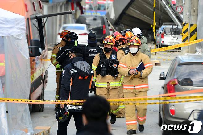 12일 오후 광주 서구 화정동 신축 아파트 붕괴 사고 현장에서 소방당국 관계자들이 실종자 수색에 앞서 사고 현황판을 보고 있다. 해당 신축 아파트에서는 전날 오후 3시46분쯤 외벽이 붕괴돼 작업 중이던 6명이 실종됐다. 2022.1.12/뉴스1 © News1 정다움 기자