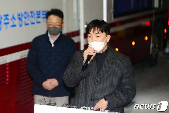 12일 오후 광주 서구 화정동 신축 아파트 붕괴 사고 현장에서 현대산업개발 관계자가 언론브리핑을 하고 있다. 이날 벌어진 2차 수색 작업에서 구조자는 단 한명도 발견되지 않았다. 2022.1.12/뉴스1 © News1 정다움 기자