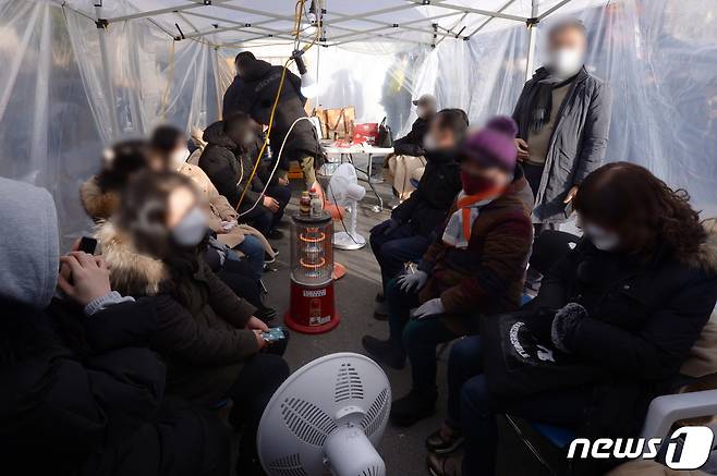 12일 오전 외벽 붕괴 사고가 발생한 광주 서구 화정동 한 아파트 공사현장에서 연락이 두절된 인부 6명의 가족들이 사고 현장에 모여 있다. 2022.1.12/뉴스1 © News1 정다움 기자