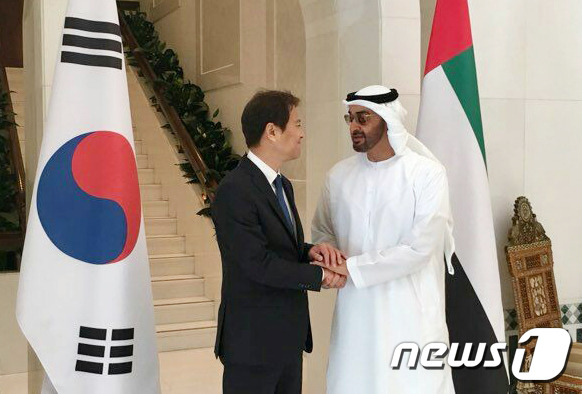 문재인 대통령 특사로 아랍에미리트(UAE)를 방문한 임종석 대통령비서실장이 10일 오후(현지시각) 쉐이크 모하메드 빈 자이드 알 나흐얀 왕세제와 만나 악수 하고 있다. (청와대 제공) 2017.12.10/뉴스1 © News1 이광호 기자