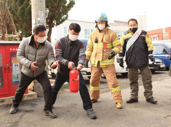 광주 남부소방서가 전통시장 상인을 대상으로 화재안전 소화기 사용법을 교육하고 있다. 사진=남부소방서 제공