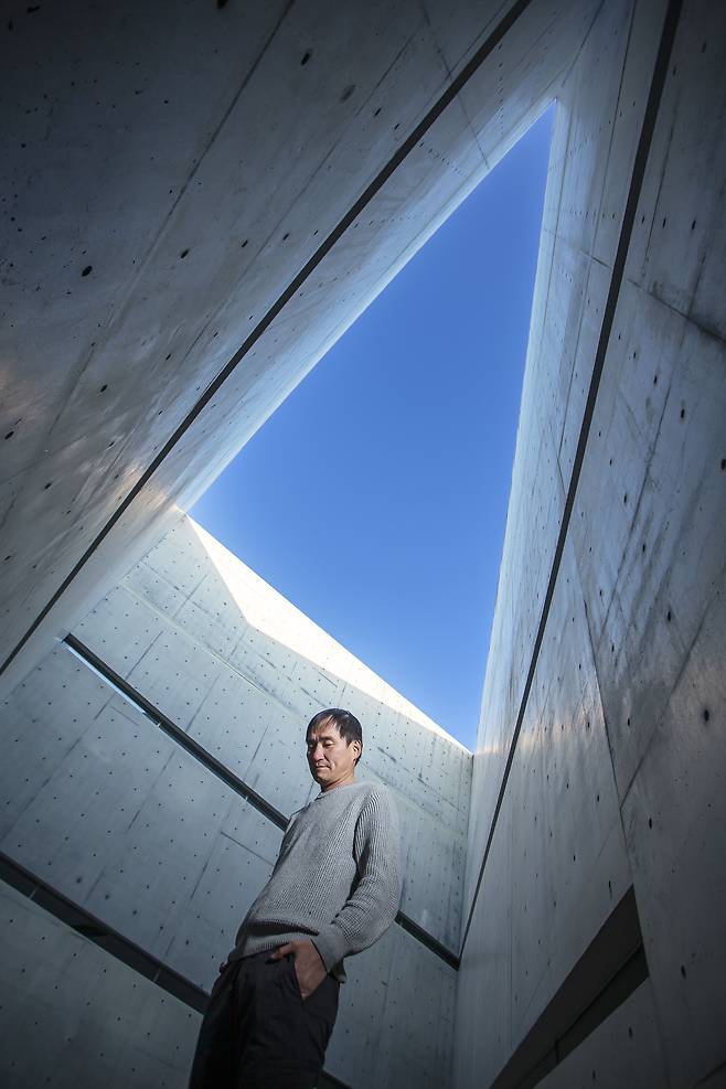 중정처럼 미술관 내외를 잇는 '삼각 코트'에 들어서면, 삼각의 하늘이 올려다 보인다. 인간이 창조한 예각으로 자연의 푸른빛이 어린다. /양수열 영상미디어 기자