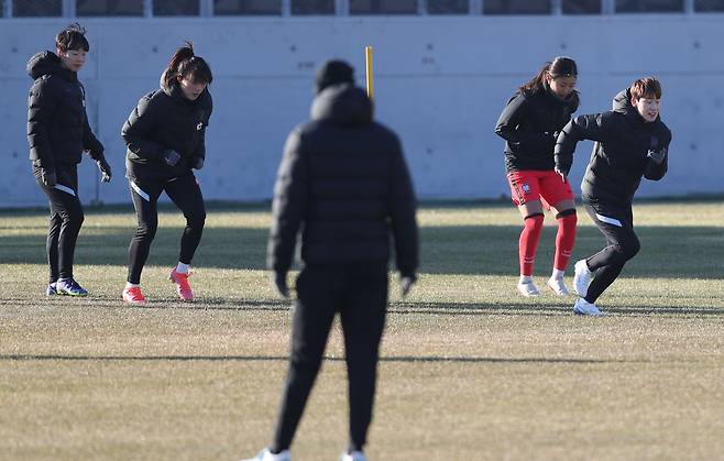 한국 여자 축구대표팀이 12일 오후 경남 남해군 남해스포츠파크에서 훈련하고 있다. /연합뉴스