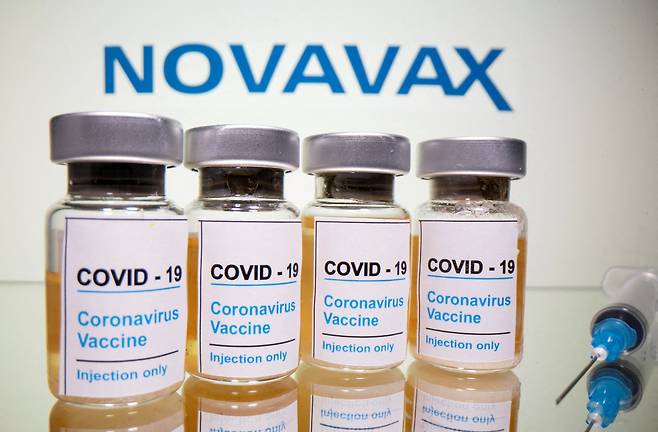 식품의약품안전처가 국내 제조된 노바백스 코로나19 백신에 대한 품목허가를 했다고 12일 밝혔다. 노바백스 백신 사진/로이터=연합뉴스