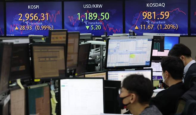 12일 오전 서울 중구 하나은행 딜링룸의 모습. /연합뉴스