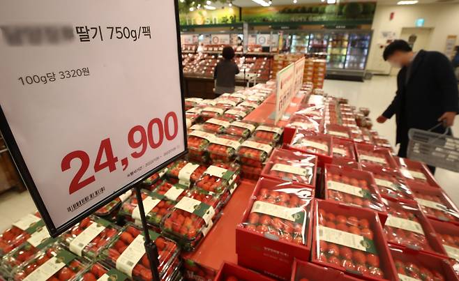 지난 6일 서울 시내 한 대형마트에서 딸기를 구매하는 시민. /연합뉴스