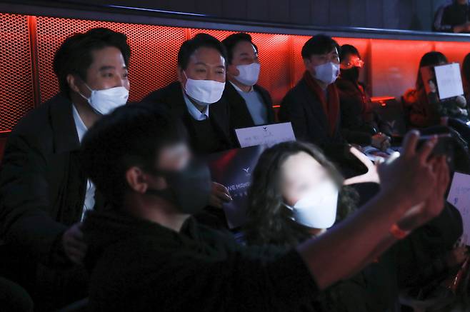 국민의힘 윤석열 대선 후보와 이준석 대표가 12일 서울시 종로구 그랑서울 타워1에서 온라인 게임 '리그오브레전드' 대회인 2022 LCK 스프링 개막전을 관전하고 있다. 왼쪽부터 이준석 대표, 윤석열 대선 후보, 원희룡 정책본부장, 하태경 게임특별위원장. /연합뉴스