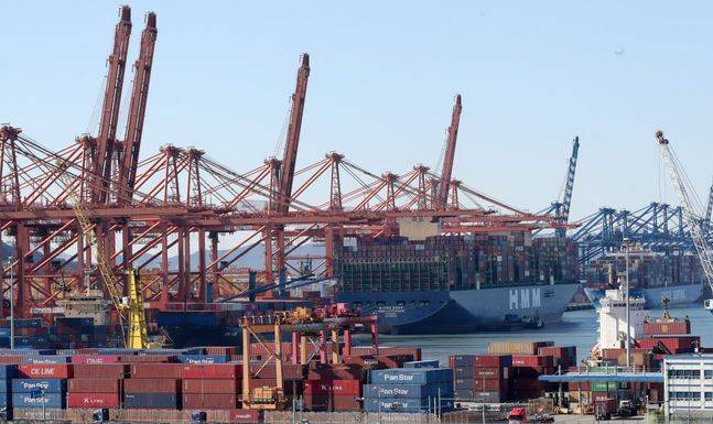 수출 전진기지 부산항 새해 첫 출항하는 HMM 컨테이너선 ⓒ연합뉴스