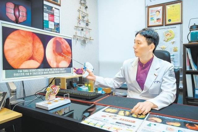 정재현 스탠탑비뇨의학과의원 원장이 전립선비대증 치료 시술인 ‘전립선결찰술’에 대해 설명하는 사진. 전립선결찰술은 한 번 시술로 효과를 볼 수 있는 반영구적 치료법이다. 스탠탑비뇨의학과의원 제공