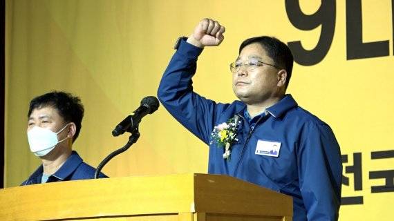 안현호 금속노조 현대자동차 지부장(오른쪽)이 12일 열린 9대 집행부 출범식 및 취임식에서 현대차 지부의 위상을 바로세우고 조합원의 자존심을 되찾겠다고 약속했다. /사진=현대자동차 노동조합 제공