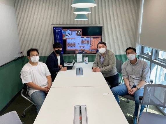 윤석열 후보(오른쪽 두번째)가 지난해 5월 24일 블록체인 분야 스타트업을 방문해 창업자들을 만나고 있다. 뉴스1