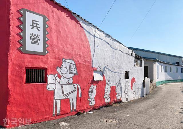 병영오일장 부근의 돼지 벽화. 일대에 연탄불에 구워 내는 돼지불고기 거리가 형성돼 있다.
