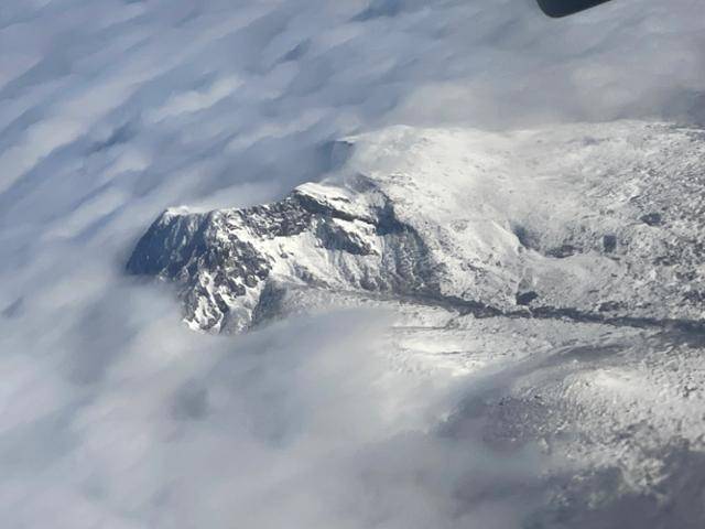 제주도 산지에 대설경보가 내려진 12일 오전 한라산 상공에서 바라본 백록담의 모습이 장관을 이루고 있다. 연합뉴스(사진작가 최광호 제공)