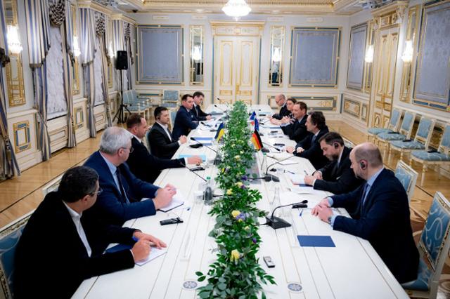 우크라이나 볼로디미르 젤렌스키(왼쪽에서 네 번째) 대통령이 11일 키예프에서 옌스 플로트너(오른쪽에서 세 번째) 독일 총리 외교정책 보좌관과 에마뉘엘 본(오른쪽 네 번째) 프랑스 대통령 외교 보좌관을 만나 회담을 하고 있다. 키예프=AFP 연합뉴스
