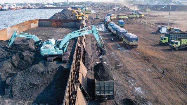 인도네시아 수도 자카르타 마룬다 카르야 치트라 누산타라 항구에서 석탄을 싣고 내리는 장면. 템포닷코 캡처