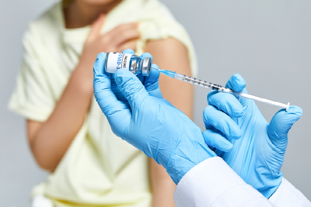일부 전문가들은 면역저하자에게 효과가 없는 백신을 무턱대고 자주 맞으라고 강요할 수는 없다고 말한다./게티이미지뱅크