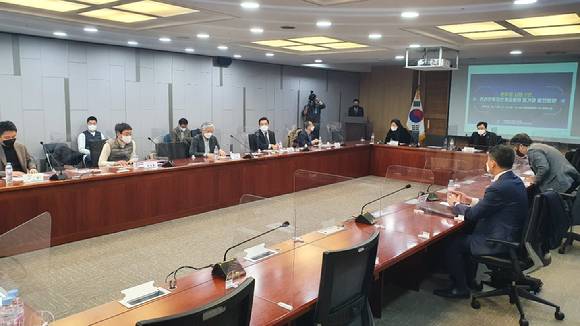 '온투법 시행 1년, 온라인투자연계금융의 평가와 발전방향'토론회에서 관계자들이 발토론회에 참석하고 있다. [사진=한국핀테크산업협회]
