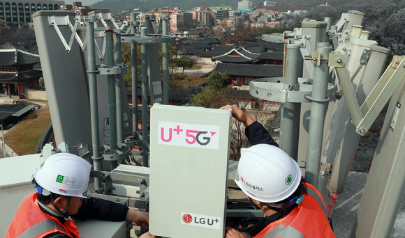 LG유플러스가 5G 기지국을 관리하는 모습. [사진=LGU+]