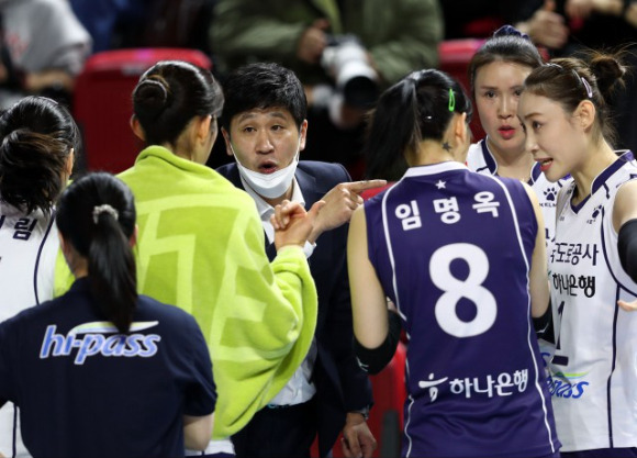 김종민 한국도로공사 감독이 12일 열린 흥국생명과 원정 경기 도중 타임아웃에 선수들과 이야기를 나누고 있다. [사진=발리볼코리아닷컴]