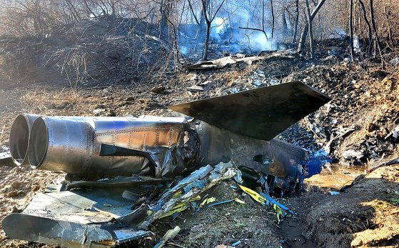 11일 오후 경기도 화성시 태봉산 일원에 추락한 F-5E 전투기 잔해. [뉴시스]